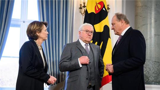 Bundespräsident Frank-Walter Steinmeier (M.) und seine Frau Elke Büdenbender (l.) begrüßen Joachim Rukwied, Präsident des Deutschen Bauernverbandes.