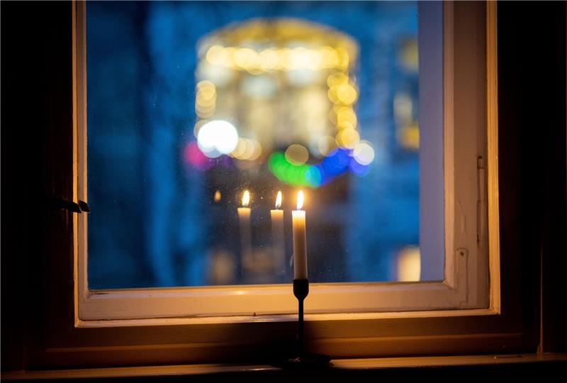 Bundespräsident Frank-Walter Steinmeier (SPD) ruft dazu auf an den Abenden des Wochenendes Kerzen in die Fenster zu stellen, um der Toten der Corona-Pandemie zu gedenken. Foto: dpa
