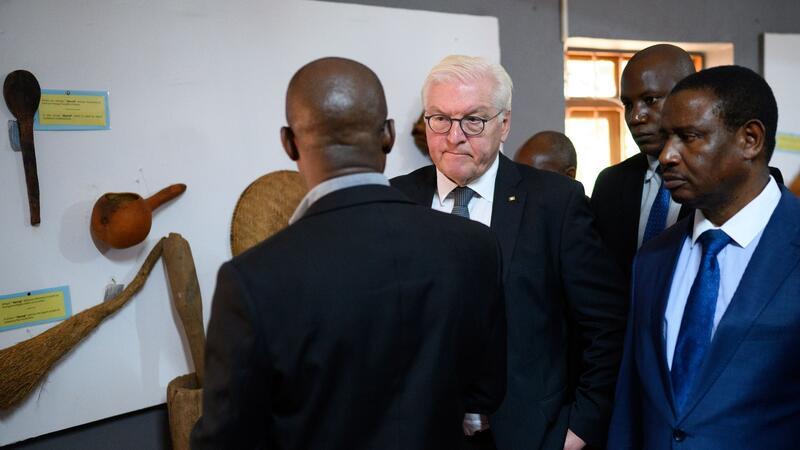Bundespräsident Frank-Walter Steinmeier besucht das Maji-Maji Museum im Memorial Park von Songea.