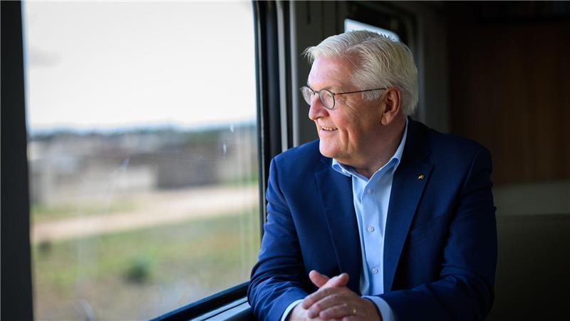 Bundespräsident Frank-Walter Steinmeier fährt vom Bahnhof Huambo mit der Benguela-Bahn entlang des Lobito-Korridors nach Caála.