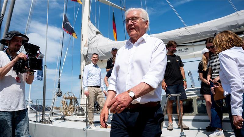 Kieler Woche startet mit Steinmeier und 500 Konzerten Bundespräsident Frank-Walter Steinmeier geht nach einer Fahrt auf der „Malizia“ von Bord der Jacht.