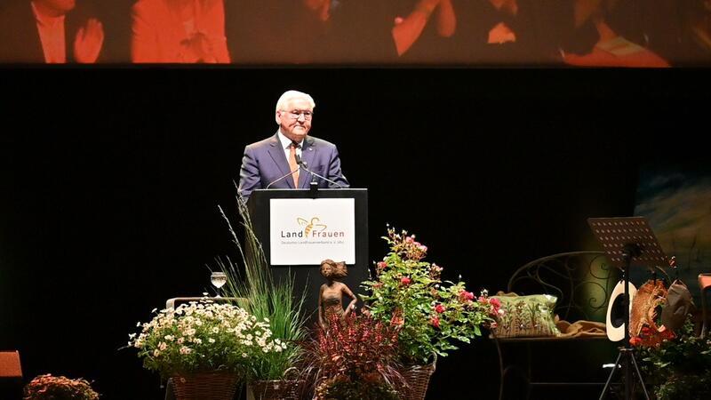 Bundespräsident Frank-Walter Steinmeier gratuliert den Landfrauen zum Geburtstag.