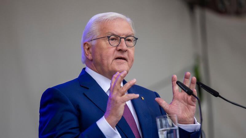 Bundespräsident Frank-Walter Steinmeier hält an der Villa Hammerschmidt, der Bonner Amtssitz des Bundespräsidenten, während eines Tages der offenen Tür eine Ansprache.