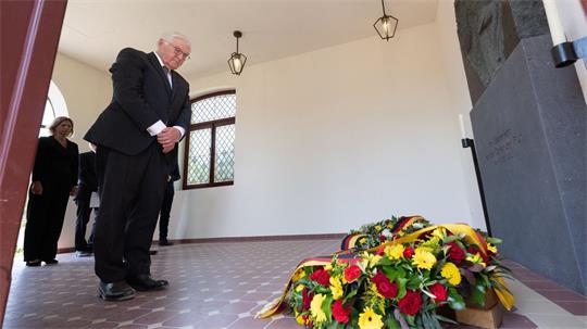 Bundespräsident Frank-Walter Steinmeier hat einen Kranz niedergelegt.