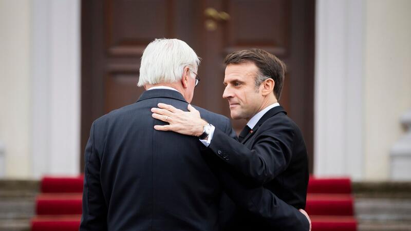 Macrons Staatsbesuch unter schwierigen Vorzeichen Bundespräsident Frank-Walter Steinmeier (l.) begrüßt Emmanuel Macron vor einem Gespräch Ende Januar am Schloss Bellevue.