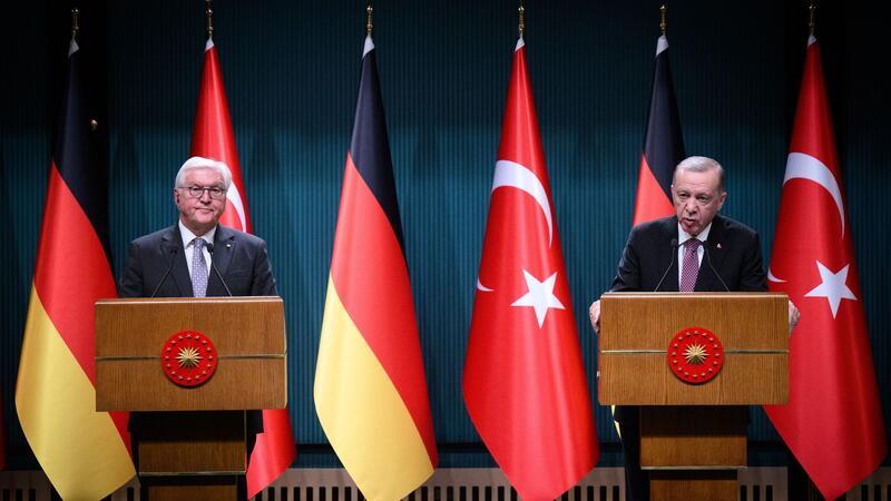 Steinmeier und Erdogan bleiben in Nahost-Frage uneins Bundespräsident Frank-Walter Steinmeier (l) und der türkische Präsident Recep Tayyip Erdogan äußern sich bei einer Pressekonferenz nach ihrem Gespräch im Präsidialpalast.