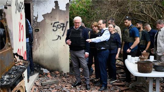 Bundespräsident Frank-Walter Steinmeier (l.) und seine Frau Elke Büdenbender besuchen zusammen mit  Israels Staatspräsident Izchak Herzog den Kibbuz Beeri im Grenzgebiet zum Gazastreifen im Süden Israels.