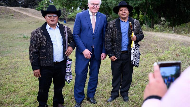 Bundespräsident Frank-Walter Steinmeier lässt sich mit Angehörigen von indigenen Völkern fotografieren.