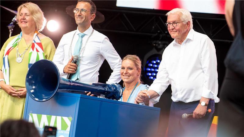 Bundespräsident Frank-Walter Steinmeier lässt zusammen mit anderen zur Eröffnung der Kieler Woche ein Nebelhorn ertönen.