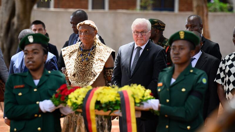 Bundespräsident Frank-Walter Steinmeier legt zusammen mit Nachfahren der Helden des Maji-Maji-Krieges am Denkmal im Memorial Park von Songea einen Kranz nieder.