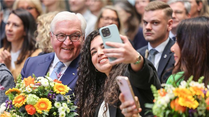 Fast alle deutschen Neubürger wählen den Doppelpass Bundespräsident Frank-Walter Steinmeier nahm im April 2025 an einer Einbürgerungsfeier in Köln teil. (Archivfoto)