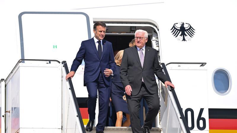 Bundespräsident Frank-Walter Steinmeier (r) und der französische Präsident Emmanuel Macron sind am Flughafen Münster/Osnabrück gelandet.