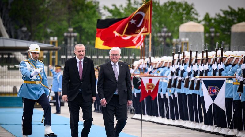 Steinmeier und Erdogan bleiben in Nahost-Frage uneins Bundespräsident Frank-Walter Steinmeier (r) wird von dem türkischen Präsidenten Recep Tayyip Erdogan am Präsidialpalast mit militärischen Ehren begrüßt.