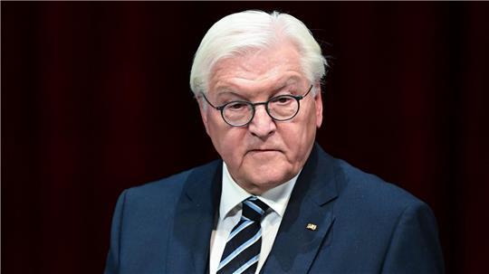 Bundespräsident Frank-Walter Steinmeier spricht im Badischen Staatstheater beim Festakt im Rahmen der Feierlichkeiten "75 Jahre Bundesgerichtshof und Bundesanwaltschaft". Der Bundesgerichtshof und die Bundesanwaltschaft sind am 1. Oktober 1950 gegründet worden. 