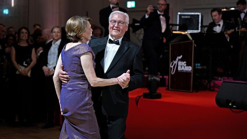 Bundespresseball: Geliehener Smoking und „No Cannabis“ Bundespräsident Frank-Walter Steinmeier tanzt mit seiner Ehefra Elke Büdenbender den offiziellen Eröffnungswalzer.