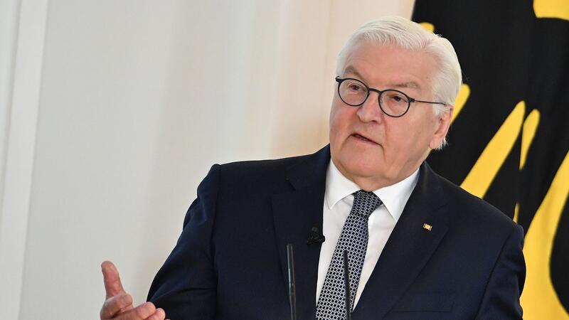 Steinmeier fordert besseren Schutz von Kommunalpolitikern Bundespräsident Frank-Walter Steinmeier traf sich in Berlin mit rund 80 ehrenamtlichen Bürgermeistern und Bürgermeisterinnen.