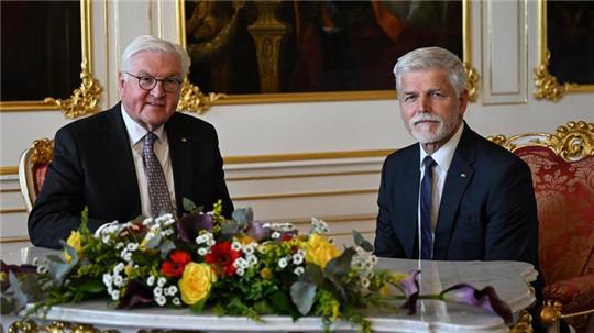 Bundespräsident Frank-Walter Steinmeier trifft Tschechiens Präsident  Petr Pavel (r.) auf der Prager Burg.