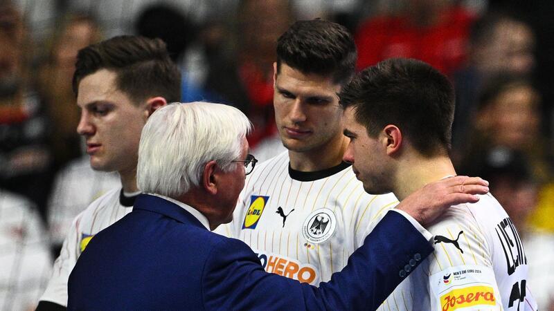 Bundespräsident Frank-Walter Steinmeier tröstete die deutschen Spieler nach der Niederlage.