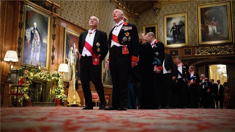 Bundespräsident Frank-Walter Steinmeier und König Charles III. gehen mit anderen Gästen zu einem Abendessen zu Ehren des Bundespräsidenten und seiner Frau in der St. George’s Hall von Schloss Windsor.