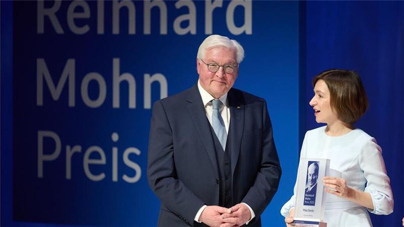 Steinmeier würdigt Präsidentin Sandu und Unternehmer Otto Bundespräsident Frank-Walter Steinmeier und Maia Sandu, Präsidentin der Republik Moldau, stehen auf der Bühne bei der Verleihung Reinhard-Mohn-Preis 2025.