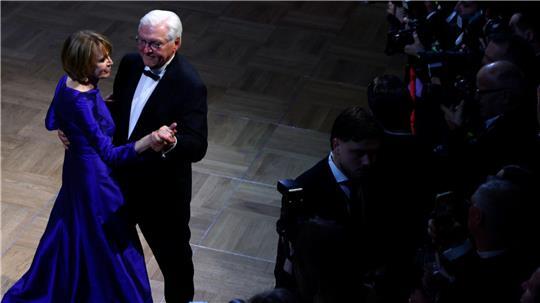 Bundespräsident Frank-Walter Steinmeier und seine Frau Elke Büdenbender tanzen den Eröffnungswalzer beim Bundespresseball.