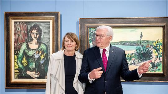 Bundespräsident Frank-Walter Steinmeier und seine Frau Elke Büdenbender besuchten die Jubiläumsausstellung „Bilder, die wir lieben“. 
