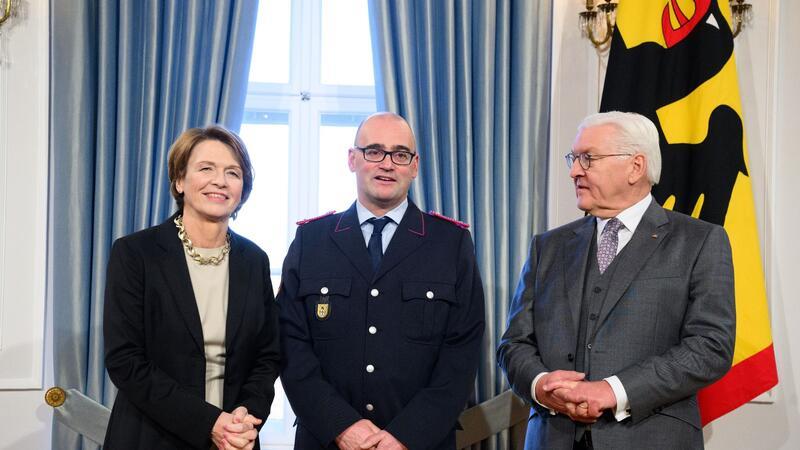 Steinmeier ehrt Fluthelfer: „Weihnachten ist ins Wasser gefallen“ Bundespräsident Frank-Walter Steinmeier und seine Frau Elke Büdenbender begrüßen Torben Voigt aus Verden (M) beim Neujahrsempfang im Schloss Bellevue.