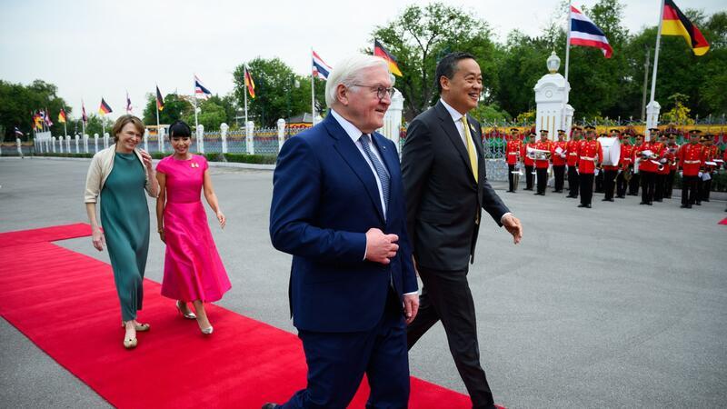 Steinmeier sieht ermutigende Signale in Thailand Bundespräsident Frank-Walter Steinmeier und seine Frau Elke Büdenbender (l) werden von Thailands Premierminister Srettha Thavisin und dessen Frau Pakpilai Thavisin am Government House in Bangkok begrüßt.
