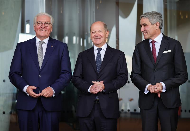 Polit-Prominenz, viel Wind und ein sexy Auftritt bei Einheitsfeier in Hamburg Bundespräsident Frank-Walter Steinmeier von links), Bundeskanzler Olaf Scholz (SPD) und Stephan Harbarth, Präsident des Bundesverfassungsgerichts. Foto: Christian Charisius/dpa