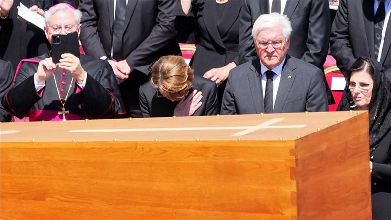 Bundespräsident Frank-Walter Steinmeier vor dem Sarg.