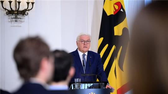 Bundespräsident Frank-Walter Steinmeier während des Gesprächsforums im Schloss Bellevue.