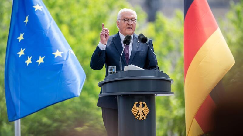Steinmeier sieht „härtere Jahre“ kommen Bundespräsident Frank-Walter Steinmeier während seiner Rede beim Staatsakt zu „75 Jahre Grundgesetz“.