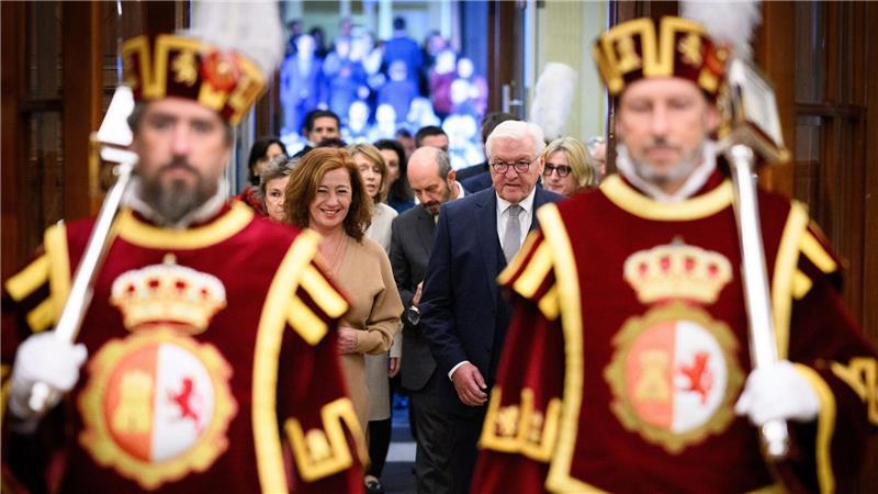 Bundespräsident Frank-Walter Steinmeier wird bei seinem Staatsbesuch im Königreich Spanien von Francesca Lluc Armengol Socias, Präsidentin des Abgeordnetenhauses, im Abgeordnetenhaus begrüßt.