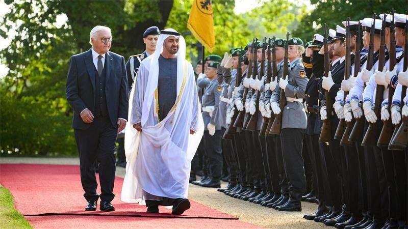 Bundespräsident Steinmeier begrüßt seinen Gast vom Golf mit militärischen Ehren