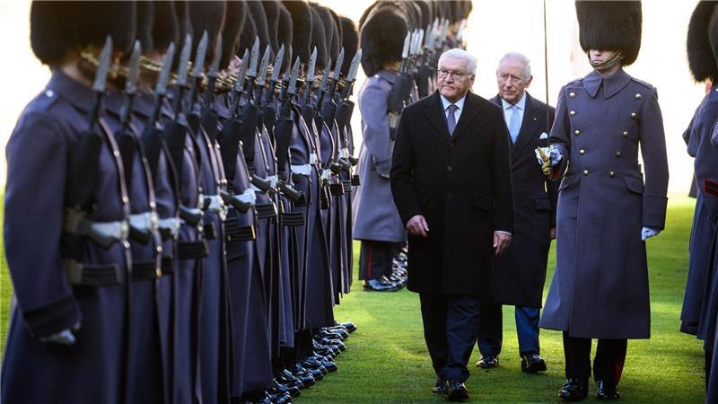 Bundespräsident Steinmeier besucht Schloss Windsor und wird von König Charles III begrüßt. 