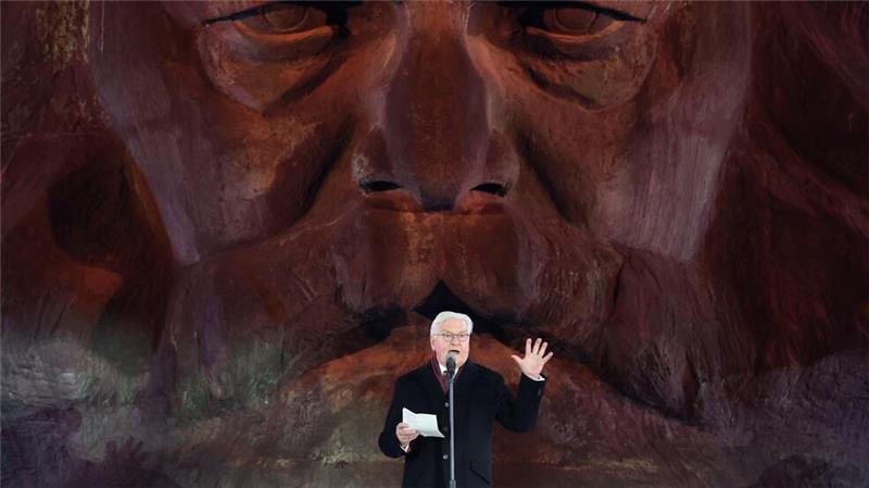 Bundespräsident Steinmeier eröffnet vor dem Chemnitzer Karl-Marx-Monument das Kulturhauptstadtjahr.