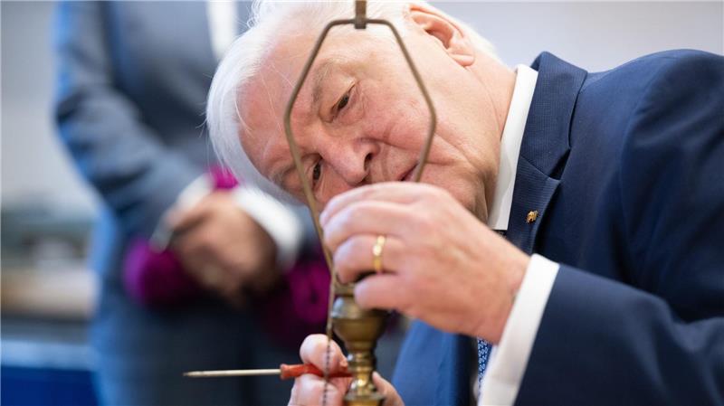 Bundespräsident Steinmeier legt den Schraubenzieher an