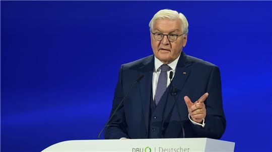 Steinmeier beim Umweltpreis: Klima nicht vernachlässigen Bundespräsident Steinmeier mahnt, den Klimaschutz nicht zu vergessen.