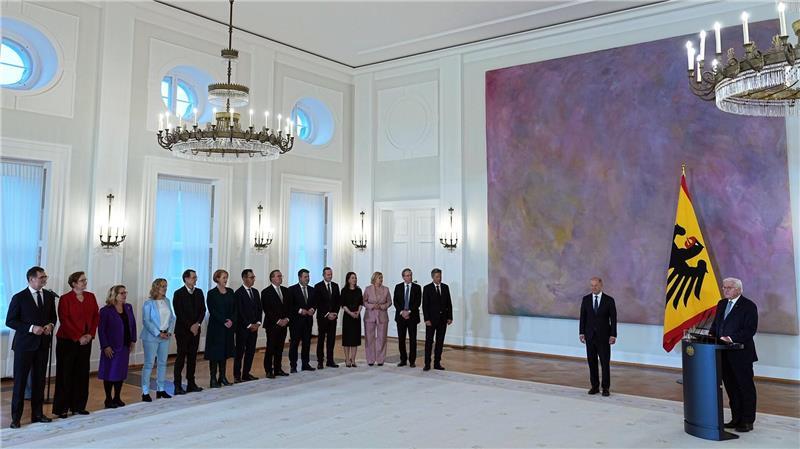 Neuer Bundestag konstituiert - alte Regierung entlassen Bundespräsident Steinmeier überreicht der Regierung Scholz die Entlassungsurkunden.