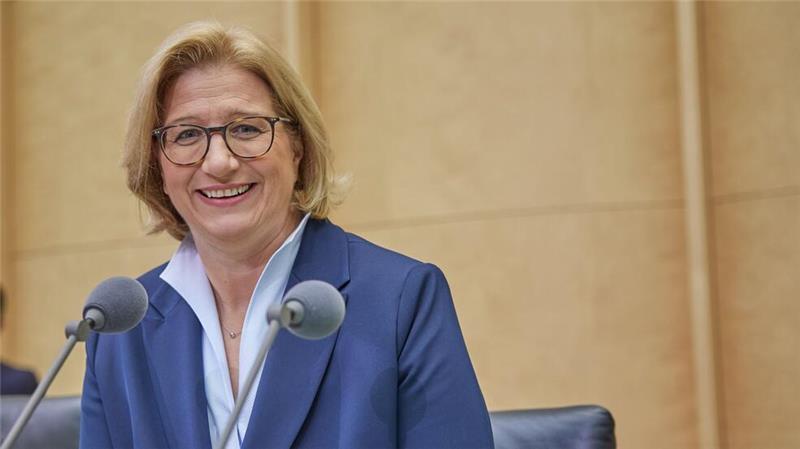 Bundesrat segnet Steuerentlastung und Deutschlandticket ab Bundesratspräsidentin Anke Rehlinger.