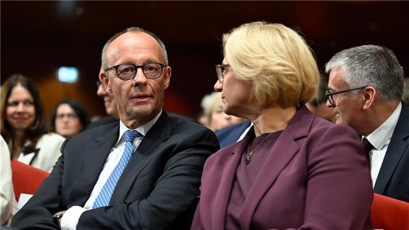 Merz mahnt zu „Kraftanstrengung“ und „Aufbruch“ Bundesratspräsidentin Anke Rehlinger, die Ministerpräsidentin des Saarlands, richtet die Einheitsfeier aus.