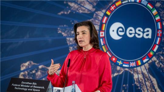 Bundesraumfahrtministerin Dorothee Bär (CSU) setzt auf eine deutsche Teilnahme bei einer künftigen Mond-Mission. (Archivbild)
