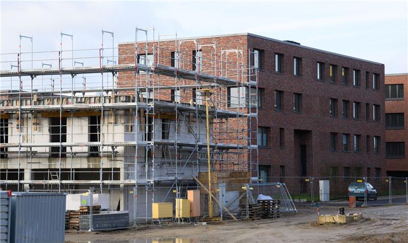Bundesregierung, Bau- und Wohnungswirtschaft suchen Wege zu mehr bezahlbarem Wohnraum in Deutschland.