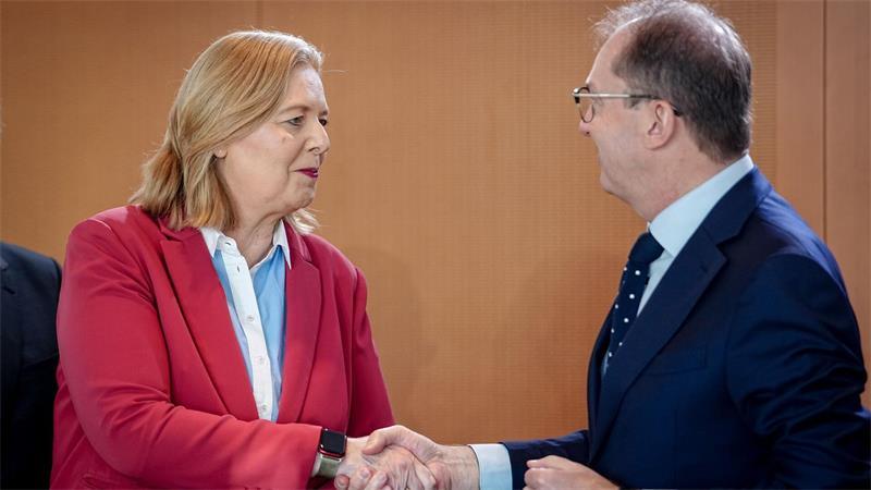 Bundessozialministerin Bärbel Bas (SPD) und Innenminister Alexander Dobrindt (CSU) - hier im Bundeskabinett - haben sich auf einen Aktionsplan gegen Sozialmissbrauch verständigt. (Archivfoto)