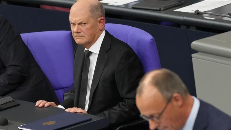 Bundestag: Bundeskanzler Olaf Scholz blickt nach seiner Regierungserklärung zum CDU-Vorsitzenden Friedrich Merz.