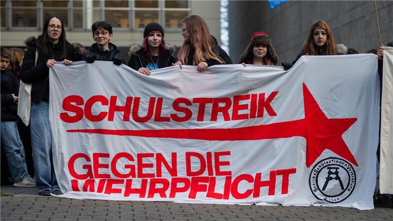Bundestag billigt Wehrdienstgesetz, junge Menschen protestieren dagegen