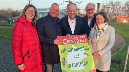 Bundestagskandidatin Frauke Langen, Claus Schliecker, Jens Stechmann und Landtagsabgeordnete Corinna Lange nehmen Ministerpräsident Stephan Weil (SPD) in ihre Mitte (von links).