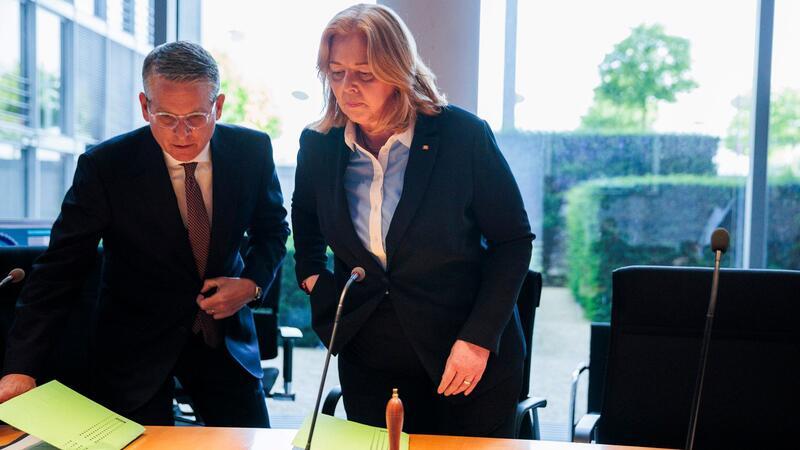 Bundestagspräsidentin Bärbel Bas (SPD) kurz bevor sie den Untersuchungsausschuss zum deutschen Atomausstieg eröffnet. 