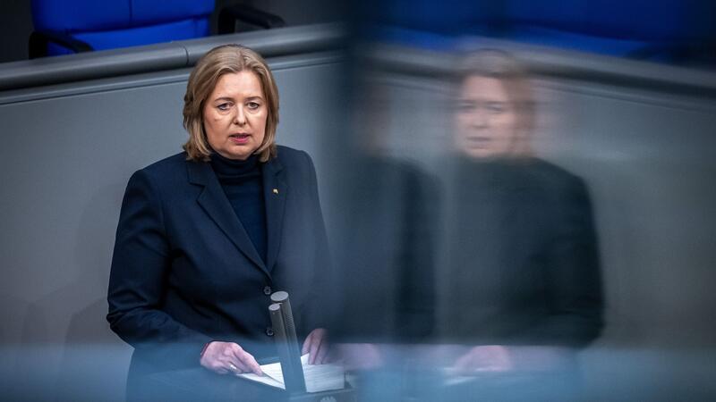 Bundestagspräsidentin Bärbel Bas (SPD) spricht zu Beginn der Holocaust-Gedenkstunde des Deutschen Bundestages.
