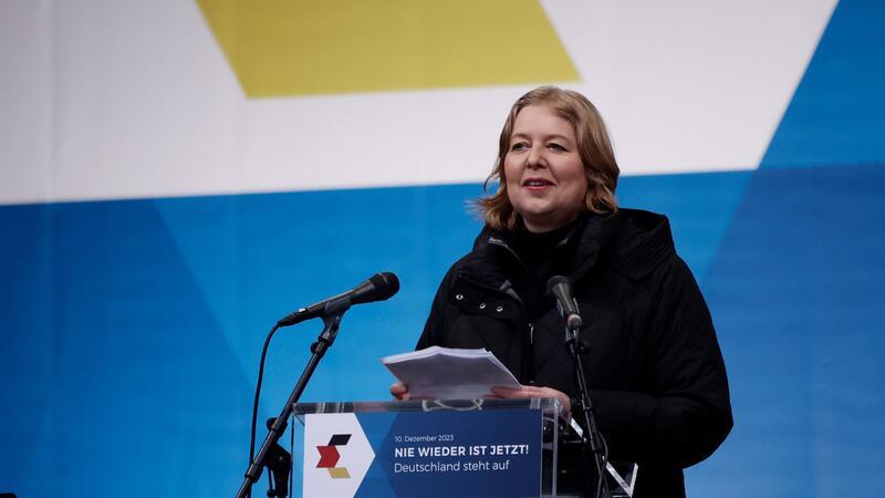 Bas: Bürger zu leise gegen Rechtsextremismus Bundestagspräsidentin Bärbel Bas spricht bei der Demonstration gegen Antisemitismus „Nie wieder ist jetzt!“.